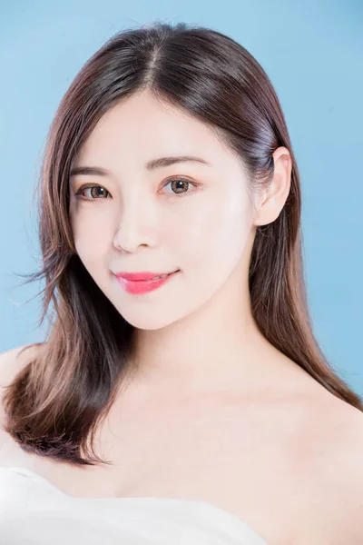 Schönheit Hautpflege Frau Lächelt Auf Dem Blauen Hintergrund — Stockfoto