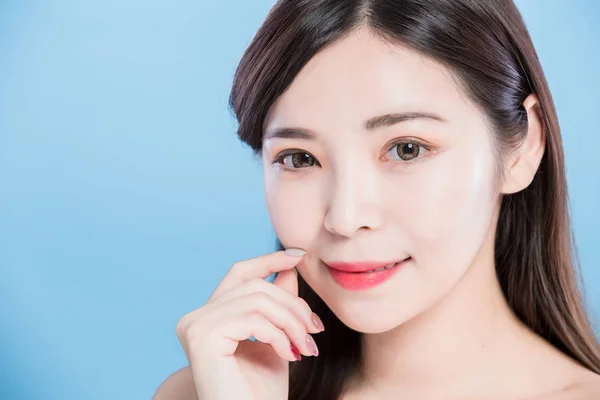 Schönheit Hautpflege Frau Glücklich Lächelnd Auf Dem Blauen Hintergrund — Stockfoto