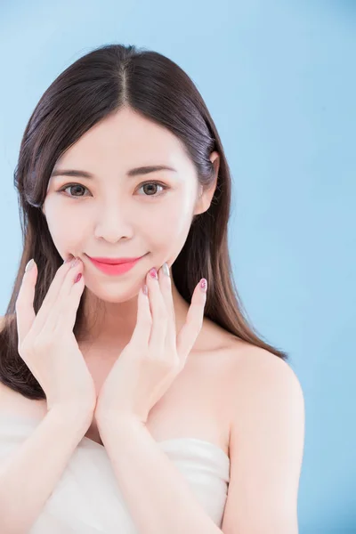 Belleza Cuidado Piel Mujer Mirándote Sonriendo Felizmente Fondo Azul — Foto de Stock