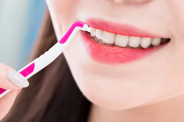 歯間ブラシを持つ女性のクローズ アップ — ストック写真