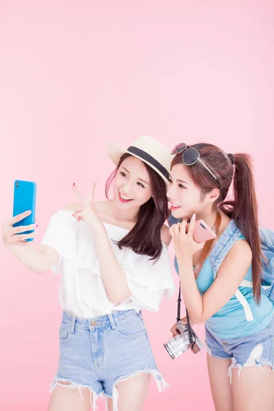 Duas Mulheres Beleza Tomando Selfie Feliz — Fotografia de Stock