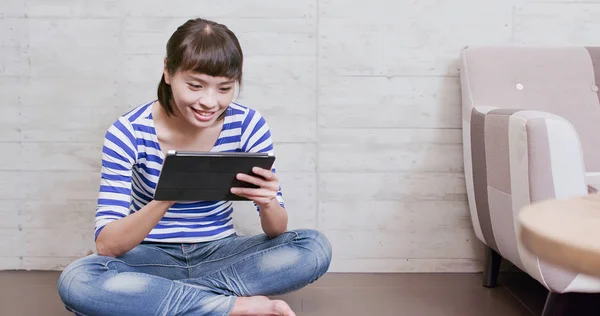 Vrouw Zittend Vloer Het Gebruik Van Tablet Gelukkig Thuis — Stockfoto