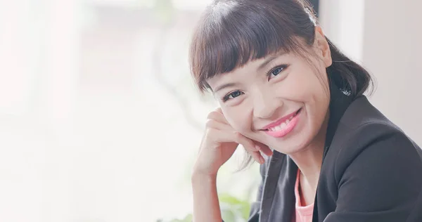 Mujer Negocios Mirándote Sonriendo Felizmente — Foto de Stock