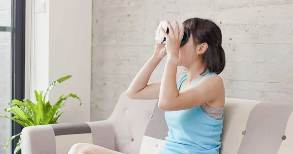 Mujer Vistiendo Viendo Partido Fútbol Casa — Foto de Stock