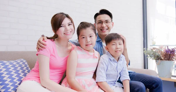 Glücklich Familie Lächelt Ihnen Hause — Stockfoto