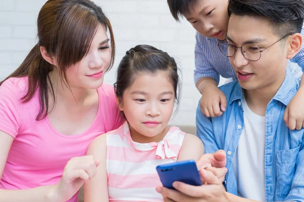 Família Sentada Sofá Usando Telefone Feliz Casa — Fotografia de Stock