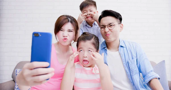 Asiatisk Familie Som Tar Morsom Selfie Med Hjem – stockfoto