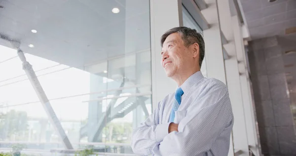 Viejo Hombre Negocios Buscando Algún Lugar Sonriendo Felizmente — Foto de Stock