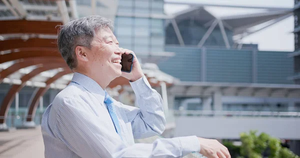 Starý Obchodník Šťastně Usmívala Mluvit Telefonu — Stock fotografie