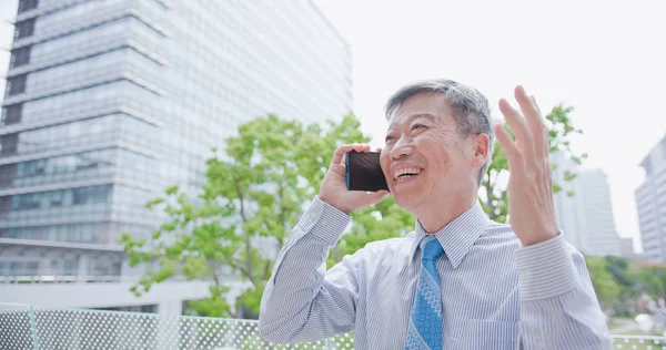 Alter Geschäftsmann Lächelt Glücklich Und Telefoniert — Stockfoto