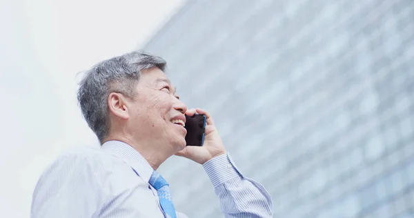 Viejo Hombre Negocios Sonriendo Felizmente Hablando Por Teléfono — Foto de Stock