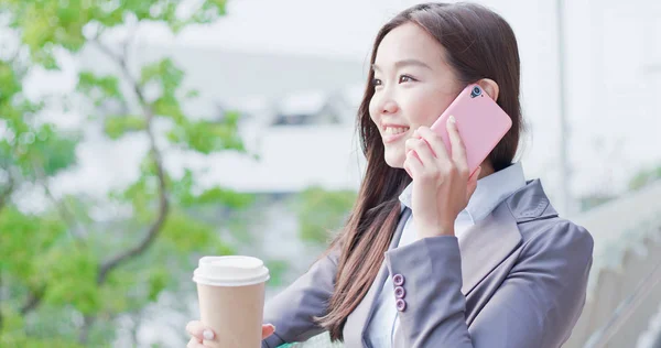 Mujer Negocios Con Café Hablando Por Teléfono Felizmente —  Fotos de Stock