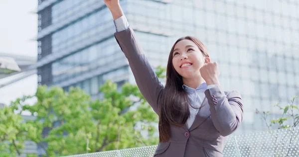 Mujer Negocios Sonriendo Feliz Sintiéndose Emocionada — Foto de Stock