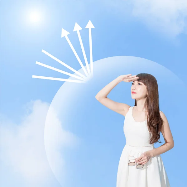 妇女看某处与太阳保护概念在蓝色背景 — 图库照片