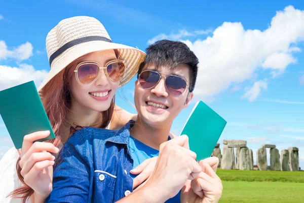 Met Een Paspoort Reizen Naar Stonehenge Echt Paar — Stockfoto