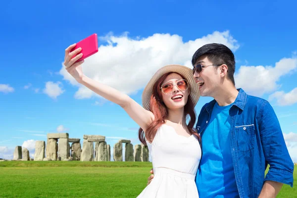 Couple Taking Selfie Happily Stonehenge — Stock Photo, Image