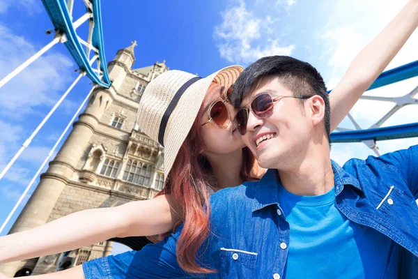 Pareja Tomando Selfie Felizmente Londres — Foto de Stock