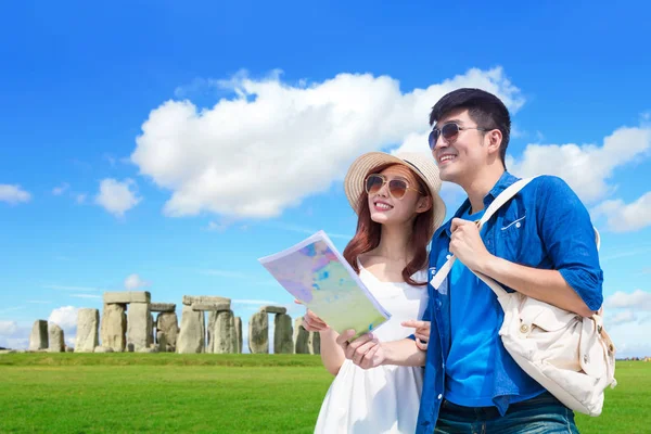 Casal Com Mapa Mundo Stonehenge — Fotografia de Stock