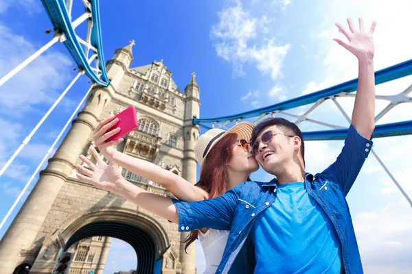 Pareja Tomando Selfie Felizmente Londres — Foto de Stock