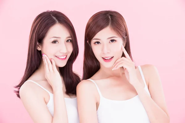 两个美容护肤的妇女与健康的牙齿在粉红色的背景 — 图库照片