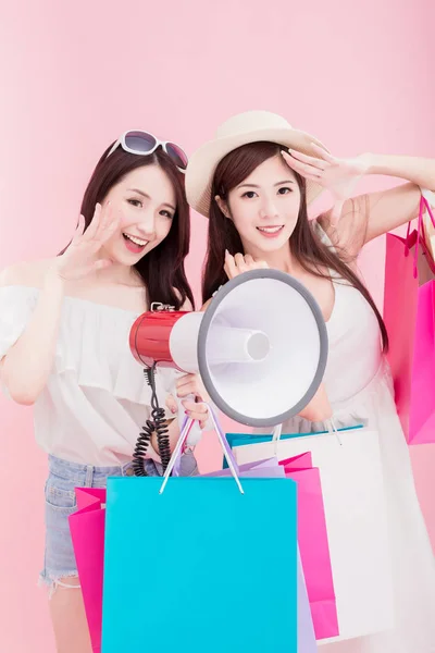 Deux Femmes Beauté Avec Mégaphone Shopping Supplie Sur Fond Rose — Photo