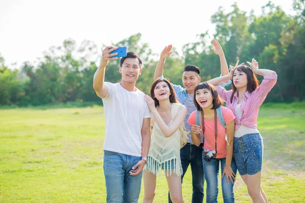 Personas Tomando Selfie Felizmente Aire Libre — Foto de Stock