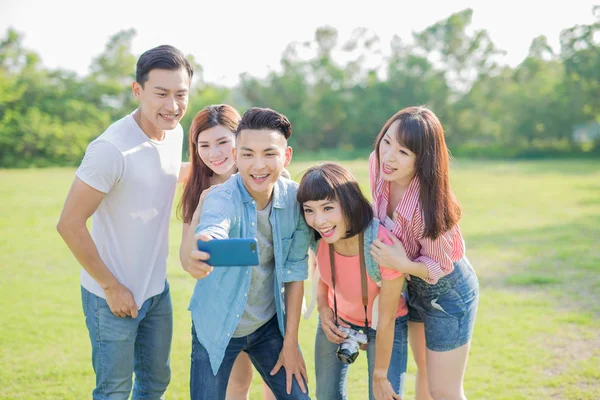 Personas Tomando Selfie Felizmente Aire Libre — Foto de Stock