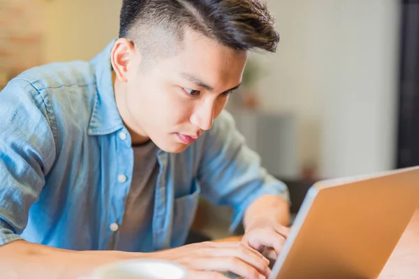 Mann Sitzt Und Arbeitet Morgens Mit Notizbuch — Stockfoto