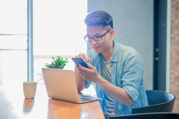 Primer Plano Del Hombre Usando Teléfono Felizmente — Foto de Stock