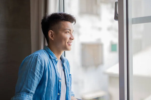 Hombre Mirando Por Ventana — Foto de Stock