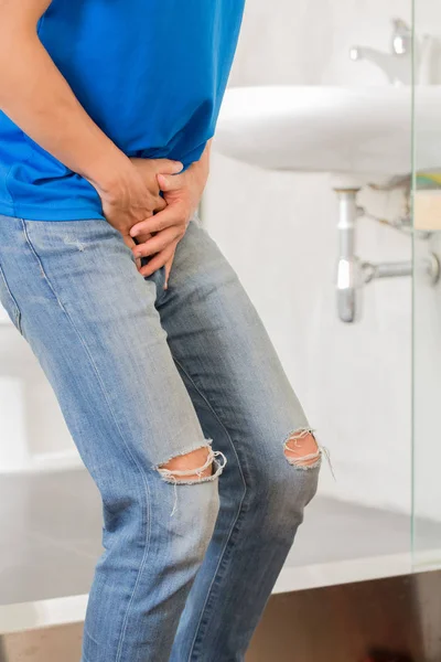 Man Met Urine Urgentie Het Toilet — Stockfoto
