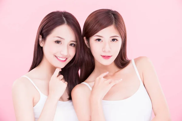 Dos Mujeres Belleza Cuidado Piel Fondo Rosa — Foto de Stock