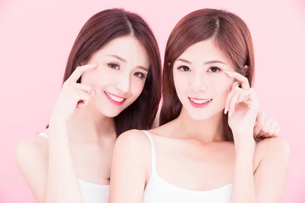 Dos Mujeres Belleza Cuidado Piel Mostrando Los Ojos Fondo Rosa —  Fotos de Stock