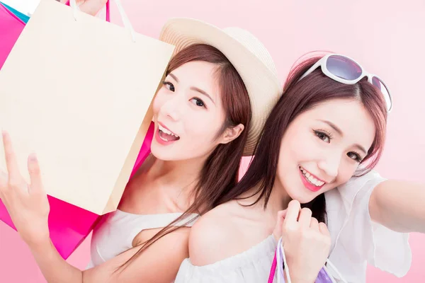 Dvě Krásy Ženy Užívající Selfie Šťastně Nákupní Tašky — Stock fotografie