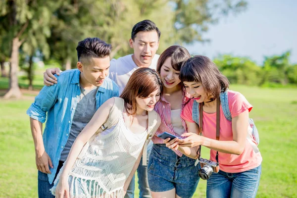 Personas Que Usan Teléfono Felizmente Aire Libre — Foto de Stock