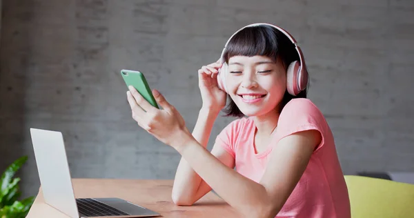 Mulher Sentada Cadeira Usando Telefone Ouvir Música Feliz Casa — Fotografia de Stock