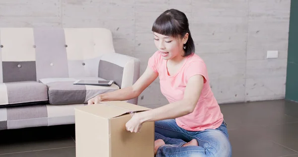 Woman Seller Sitting Floor Packing — Stock Photo, Image