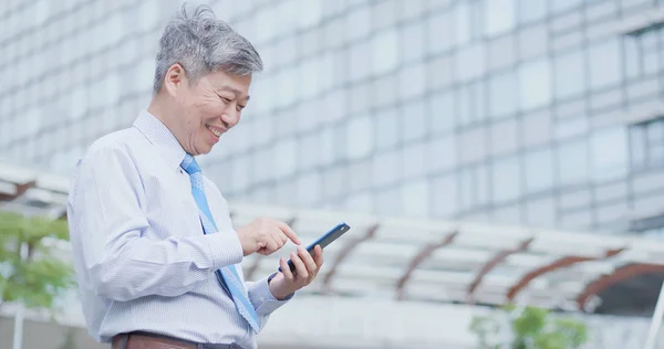 Viejo Hombre Negocios Sonriendo Alegremente Usando Teléfono — Foto de Stock