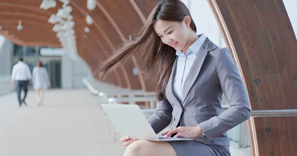 Mulher Negócios Sentado Usando Laptop — Fotografia de Stock