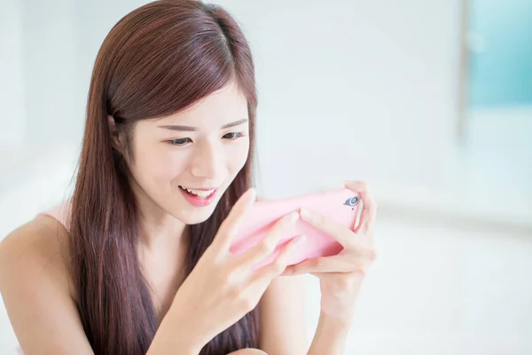 Mulher Jogando Jogo Móvel Cama — Fotografia de Stock