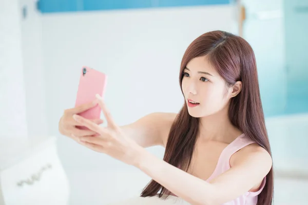 Belleza Mujer Tomando Selfie Cama — Foto de Stock