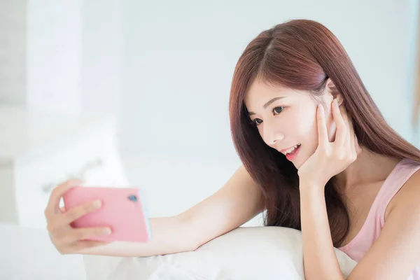 ベッドの上で Selfie を取って美容女性 — ストック写真