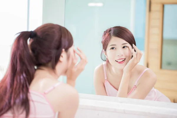 Γυναίκα Ομορφιά Ψάχνετε Καθρέφτη Και Επαφή Μάτι Στο Μπάνιο — Φωτογραφία Αρχείου