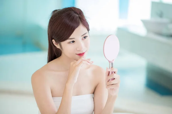 Krása Ženy Zrcadlo Koupelně — Stock fotografie