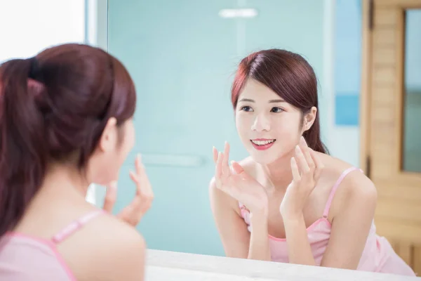 Aynaya Bakıyorum Yanakları Banyoda Dokunmadan Güzellik Kadın — Stok fotoğraf