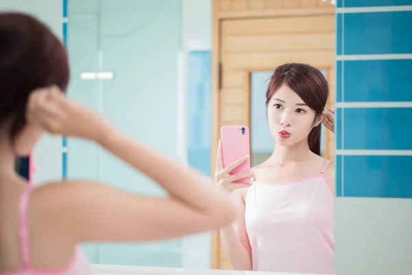 Mulher Beleza Tomando Selfie Feliz Banheiro — Fotografia de Stock