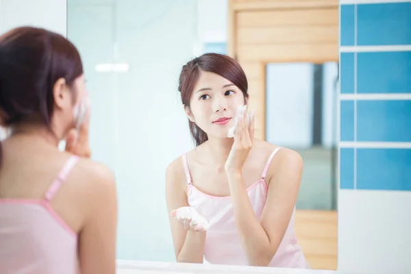 Mulher Beleza Limpando Seu Rosto Banheiro — Fotografia de Stock