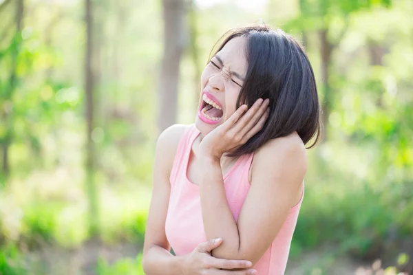 Frau Mit Zahnschmerzen Fühlt Sich Unwohl — Stockfoto