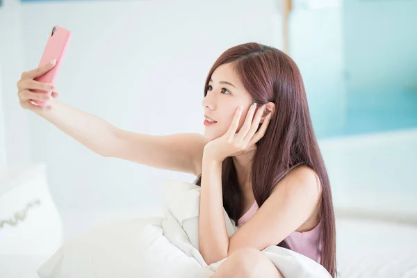 Beleza Asiático Mulher Tomando Selfie Feliz — Fotografia de Stock