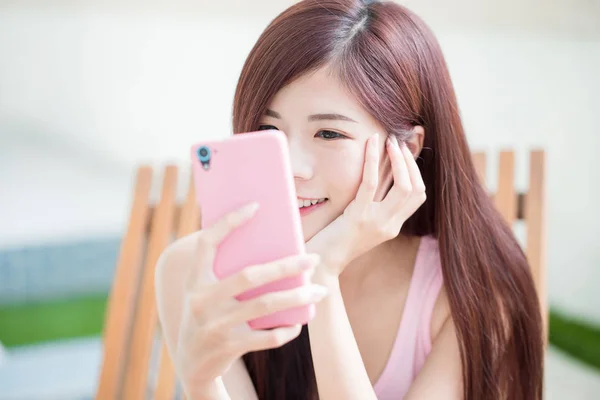 Vakker Asiatisk Kvinne Som Tar Selfie Lykkelig – stockfoto
